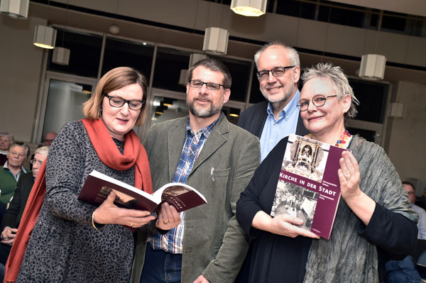 Im Gemeindehaus Altstadt wurde das Buch erstmals der Öffentlichkeit vorgestellt: (v.l.n.r.) Verlegerin Ulrike Asche-Zeit, Journalist Patrick Buber, Prof. Stefan Goch, Leiter des Instituts für Stadtgeschichte, Dr. Uta C. Schmidt, Herausgeberin. PHOTO: CO