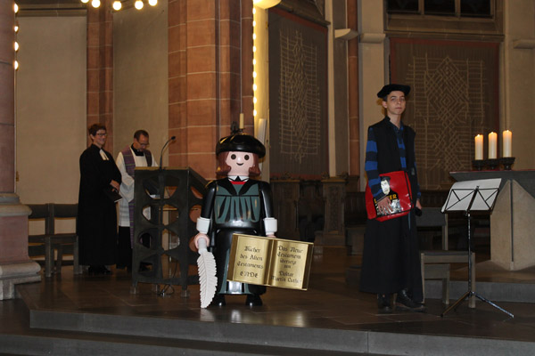 Am letzten Tag der Projektwoche verkörperte Paul Becker (rechts) Martin Luther. Astrid Ohla und Marius Schmitz leiteten den ökumenischen Gottesdienst. FOTO: MAXIMILIAN WIESCHER