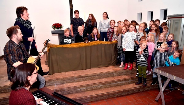 Noch fehlen die Kostüme, doch die Kinder und Jugendlichen zeigen beim Einstudieren der Theater – und Gesangszenen großen Einsatz. Jetzt warten alle gespannt auf die Uraufführung zu Weihnachten in der Adventskirche. PHOTO: CORNELIA FISCHER