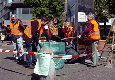 Entsorgung der Luftschlösser: Pfarrer Dieter Heisig (links) trat mit Mitgliedern der Selbsthilfegruppe in den Streik. FOTO: CORNELIA FISCHER