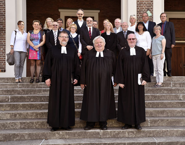 Zum Festgottesdienst ein letztes Gruppenbild mit dem Emmaus-Presbyterium: (von links): Andreas Chaikowski, Wolf-Rainer Borkowski und Rüdiger Höcker. PHOTO: CORNELIA FISCHER 