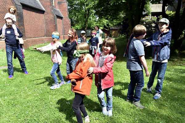 Wenn das Augenlicht fehlt, ist Zusammenhalt besonders wichtig: Das erlebten die Kinder im Garten der Christuskirche hautnah. PHOTO: CORNELIA FISCHER 
