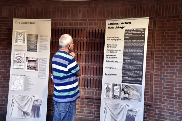 Eindringlich dokumentiert die Ausstellung die Gewalttätigkeit und Verachtung, mit der Luther von den Juden gesprochen hat.