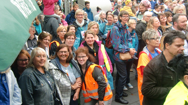 Viel Spaß hatten die Erzieherinnen aus Gelsenkirchen und Wattenscheid bei der Kundgebung im Anschluss an die Menschenkette. FOTO: PRIVAT 