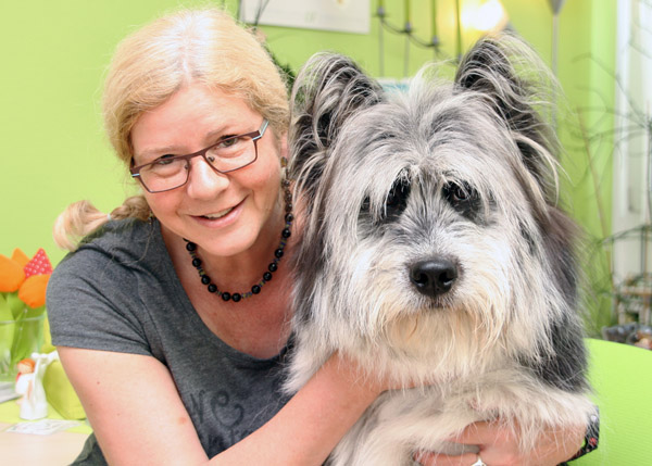 Ein ungewöhnliches Team im Krankenhausalltag: Psychoonkologin Irmgard Rehm mit Janosch. 