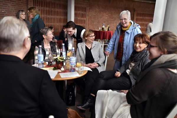 Kleine Tischgruppen luden zum Verweilen ein: Sinnie Hammink (blaue Jacke), ehemals Vorsitzende der Mitarbeitendenvertretung des Kirchenkreises) im Gespräch mit Bettina Alker, der jetzigen MAV-Vorsitzenden (links daneben). PHOTOS: CORNELIA FISCHER 