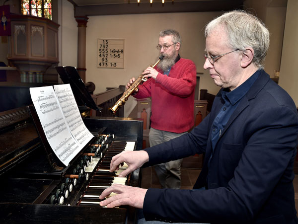 Jörg Gravenhorst und Andreas Fröhling schaffen mit Sopran-Saxophon und Harmonium romantische Klangfarben.