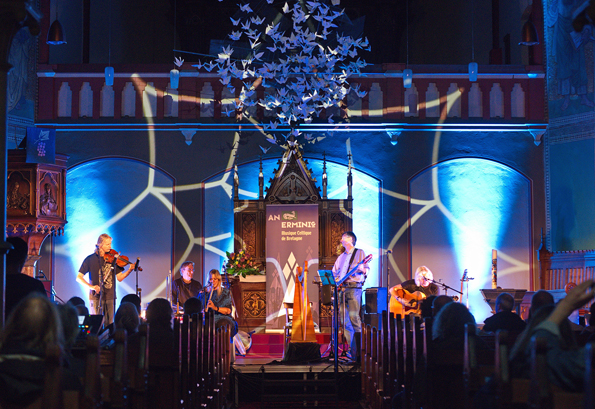 „musique celtique“ in der Rotthauser Kirche: Die Gruppe An Erming gewährten mit ihren Liedern einen abwechslungsreichen Einblick in das Leben früherer Zeiten. FOTOS: UWE RUDOWITZ