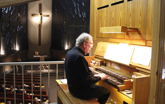 Organist Lothar Fischer ließ in der Stephanuskirche die ganze Kunstfertigkeit des Komponisten Bach hörbar werden. FOTO: MAXIMILIAN WIESCHER