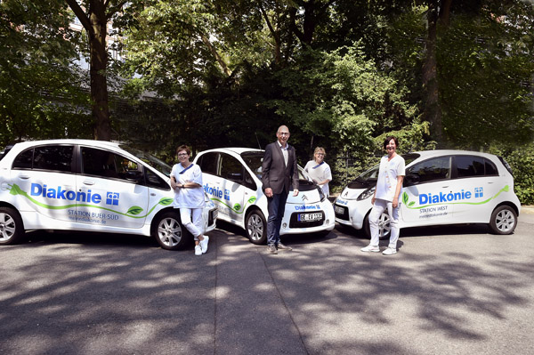 Leise, wendig und vor allem ökologisch sind die E-Autos der Diakonie-Flotte unterwegs. Prokurist Knut Jahndorf und seine Stationsleitungen freuen sich über die umweltfreundliche Mobilität. PHOTO: CORNELIA FISCHER