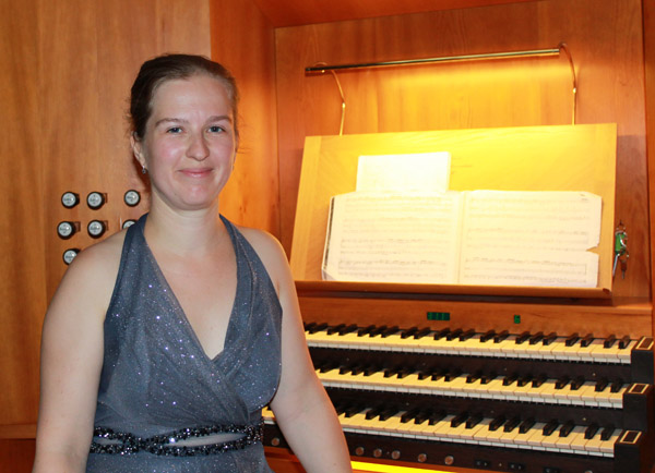Linda Sítková schätzt die Orgel der Altstadtkirche mit ihren „schönen romantischen Farben“. FOTO: MAXIMILIAN WIESCHER