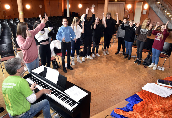 „Music is my world – Gemeinsam Musik machen“ hieß dieser Workshop bei ersten Konfi-Tag des Kirchenkreises mit 260 Teilnehmenden. Der Kirchenkreis will die Arbeit ausbauen und dem auf die Spur kommen, was Jugendliche begeistert. FOTO: CORNELIA FISCHER 