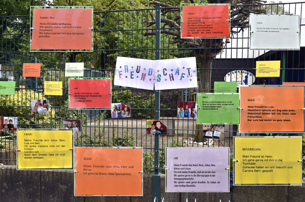 Ein Hingucker: Am Sterntaler-Zaun wird sichtbar, was den Kindern Freundschaft bedeutet, wie sie darüber denken und wer ihnen besonders wichtig ist. FOTO: CORNELIA FISCHER 