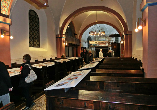 Die Bleckkirche – hier während einer Ausstellung zu ihrem berühmten Grimberger Altar – bietet Corona-Platz für 30 Gäste. FOTO: KIRCHENKREIS