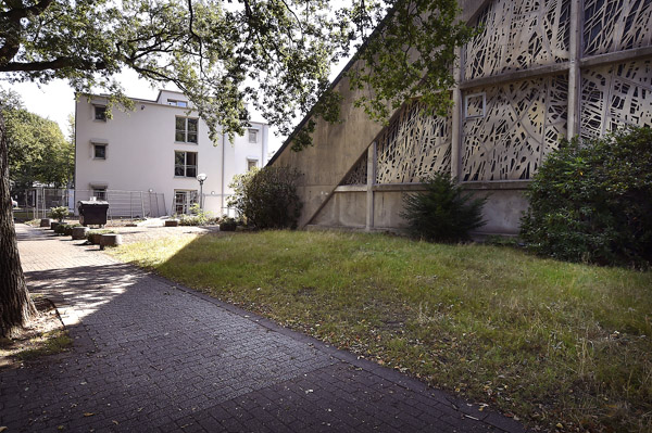 Von der Westerholter Straße aus: Wo Gemeindehaus und Pfarrhaus standen, beginnt jetzt der neue Gebäudekomplex des Seniorenheims. 