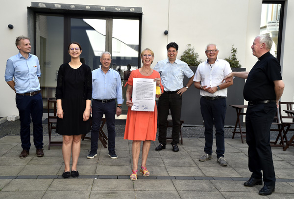 Gruppenbild mit Bündnistext im Hof der Neuen Synagoge: (von links) Sascha Kurth (CDU), Adrianna Gorczyk (Grüne), Markus Töns (SPD), Anne Schürmann (FDP), Mark Rosendahl (DGB), Superintendent Heiner Montanus und Stadtdechant Markus Pottbäcker. FOTO: CORNELIA FISCHER