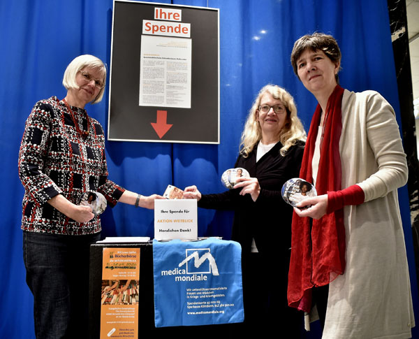 Anke Jedamzik, Heide Walewski und Pfarrerin Antje Röckemann (von links) von der „Aktion Weitblick“ freuten sich über die Spenden beim jüngsten Kultursalon. FOTO: CORNELIA FISCHER 